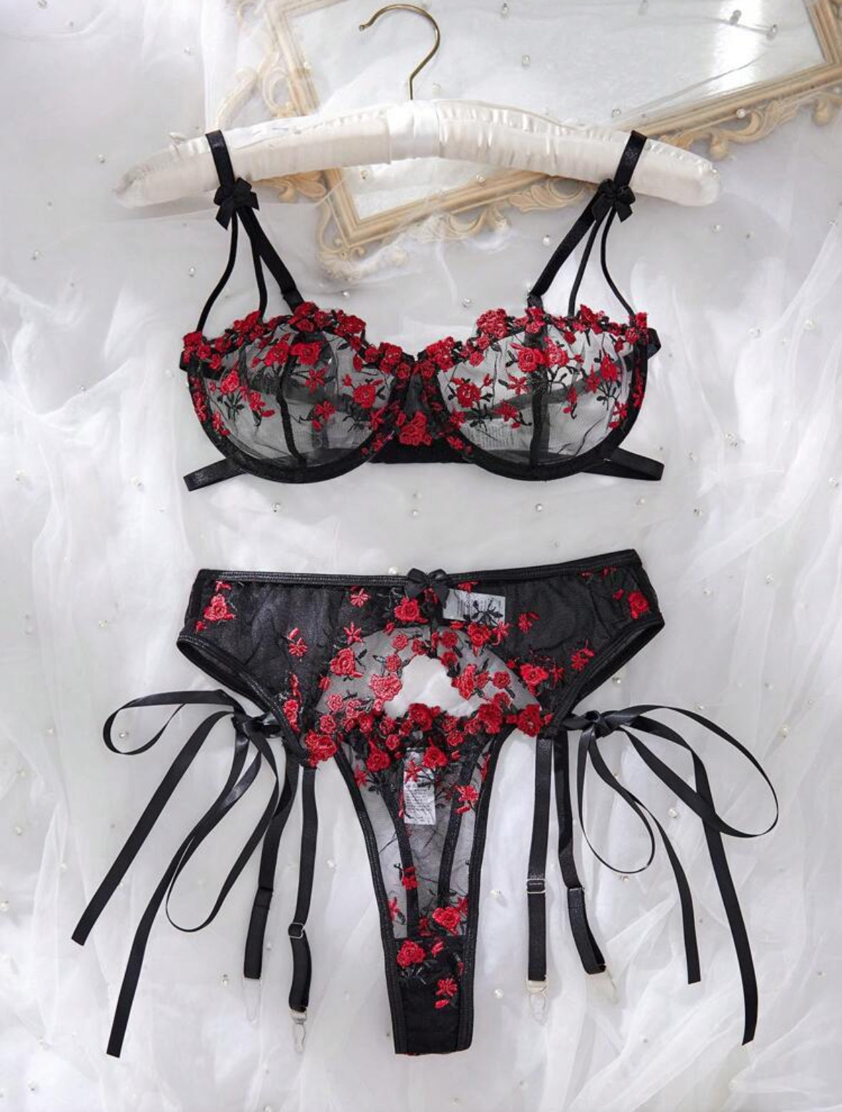 Conjunto Liguero Negro con Rojo S-M (no incluye medias ni ligas)
