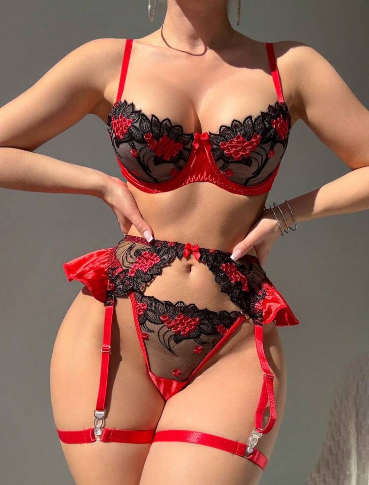 Conjunto Liguero Negó con Rojo Satin y Encaje S-L