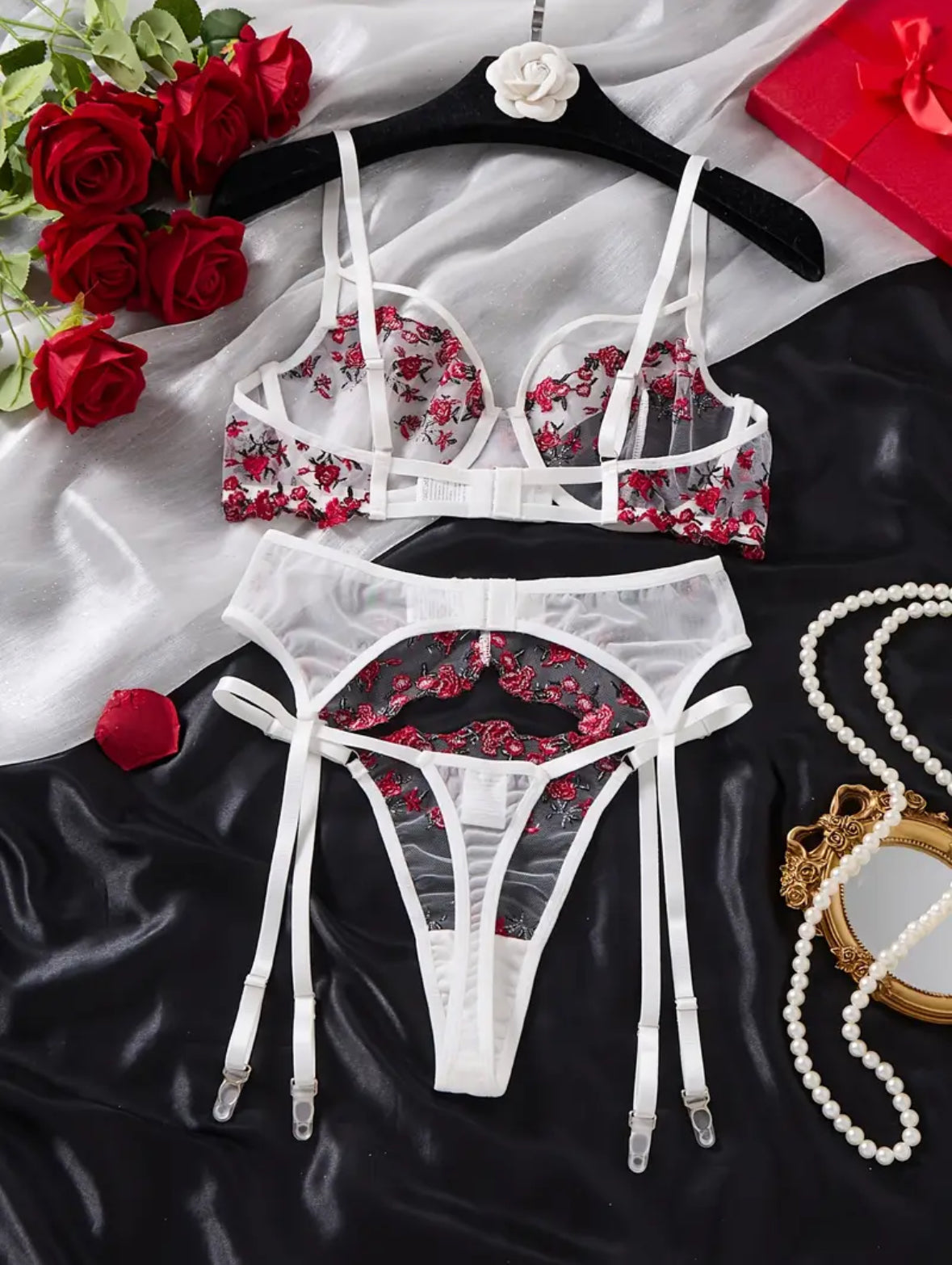 Conjunto Lencería Liguero Blanco Con Rojo + Medias blancas (M)