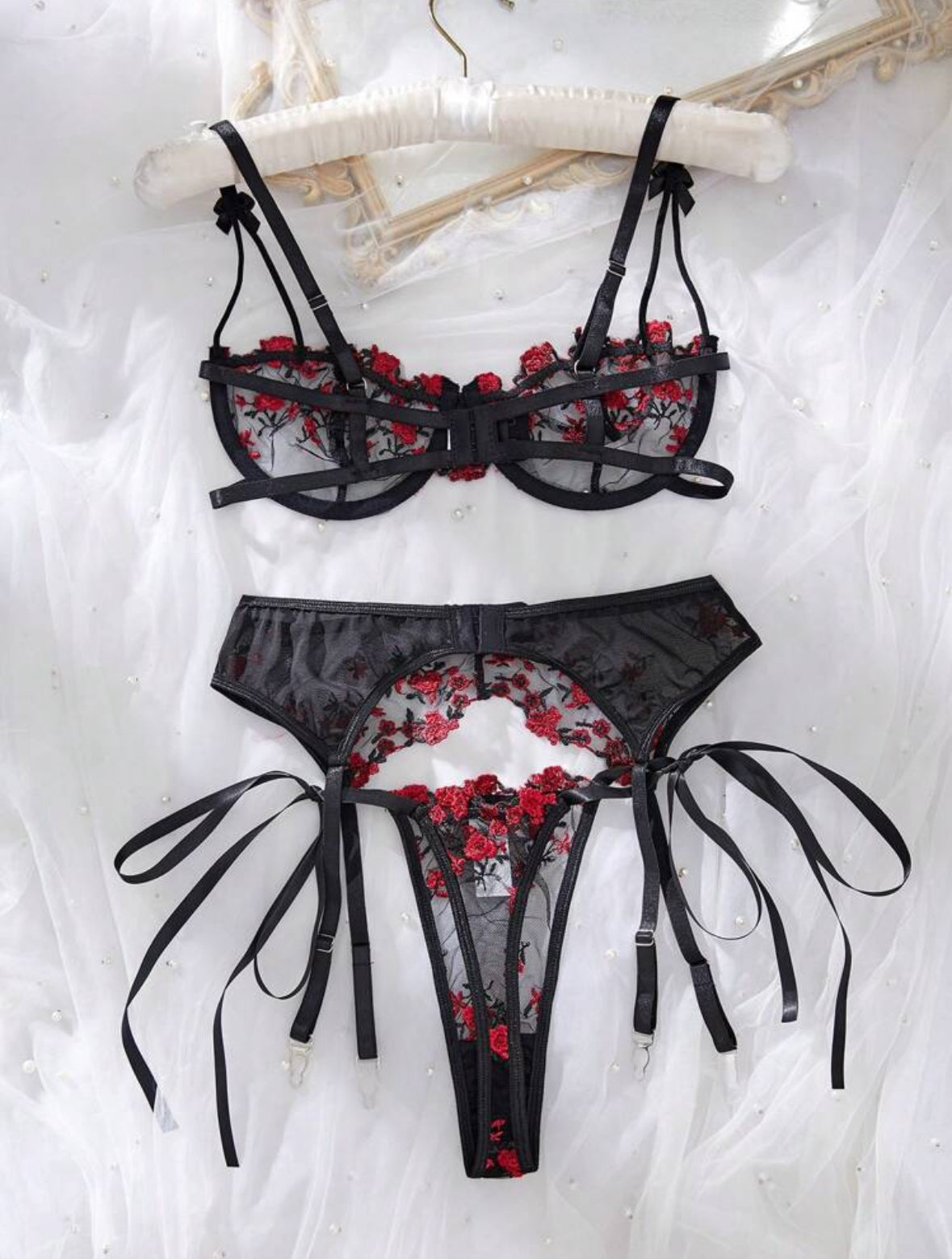 Conjunto Liguero Negro con Rojo S-M (no incluye medias ni ligas)