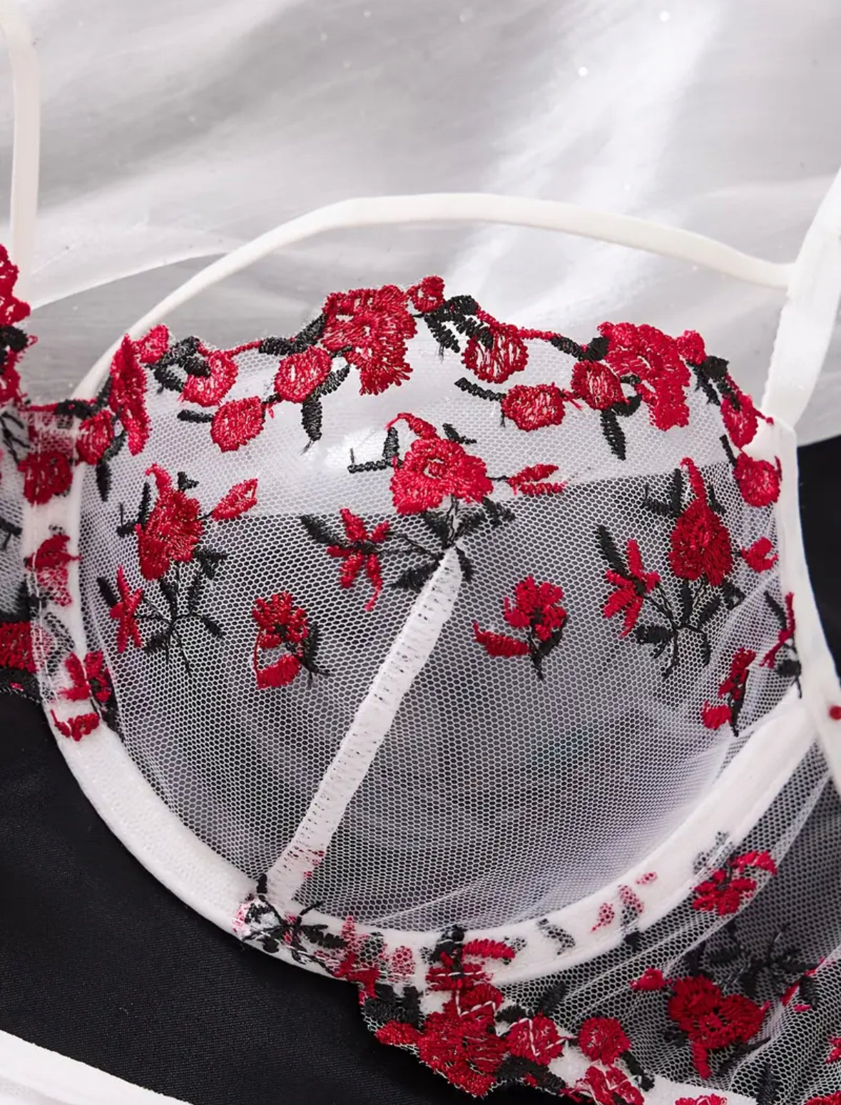 Conjunto Lencería Liguero Blanco Con Rojo + Medias blancas (M)