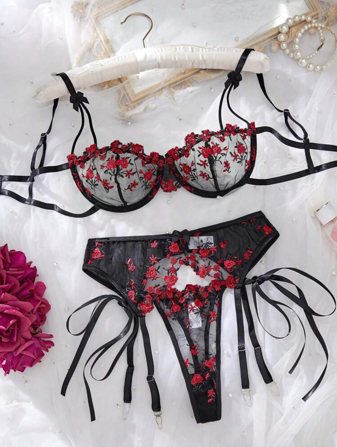 Conjunto Liguero Negro con Rojo S-M (no incluye medias ni ligas)