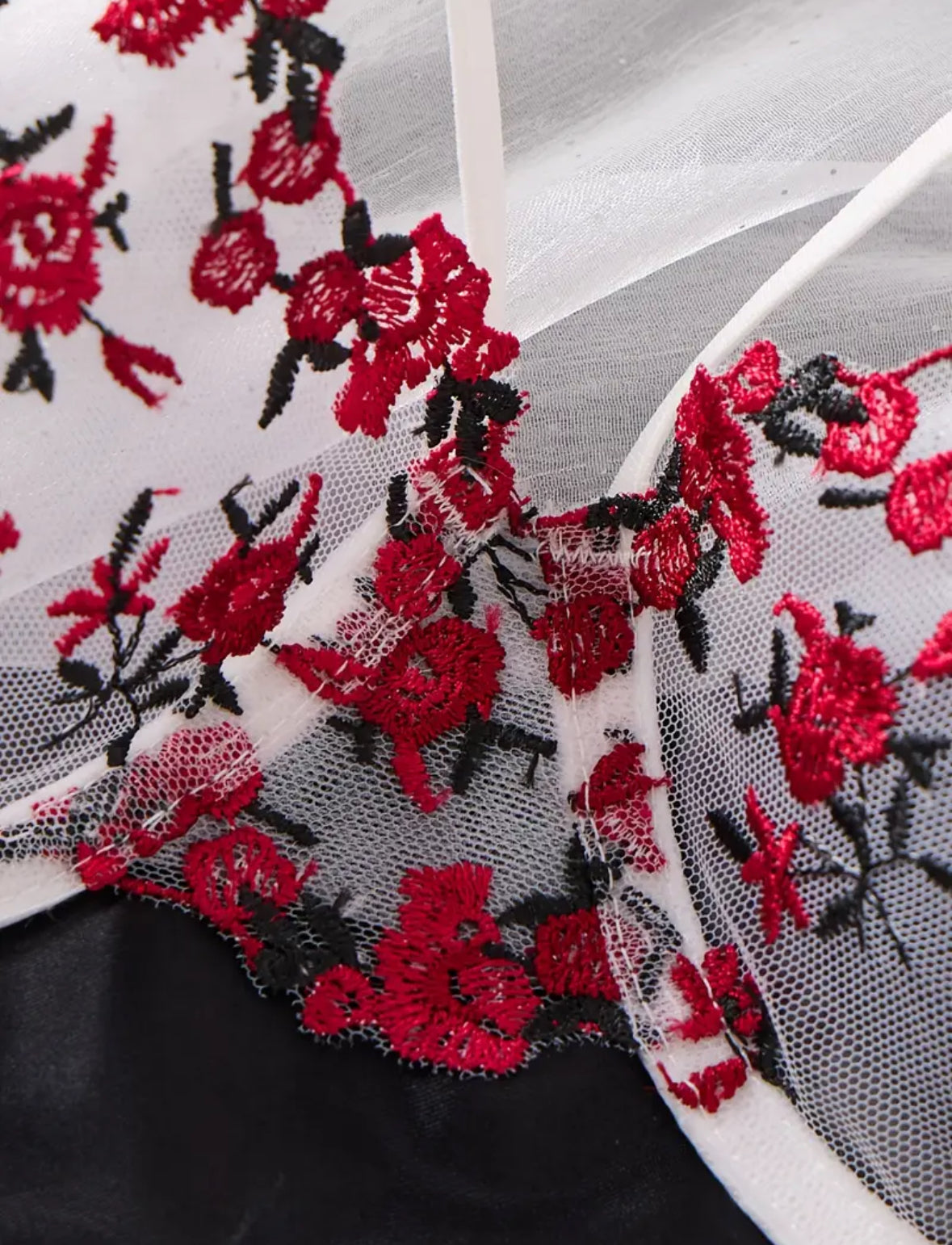 Conjunto Lencería Liguero Blanco Con Rojo + Medias blancas (M)