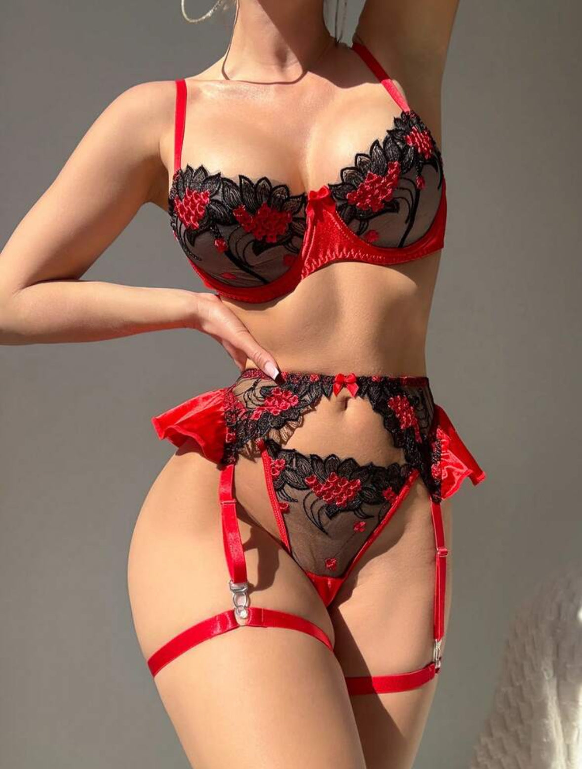 Conjunto Liguero Negó con Rojo Satin y Encaje S-L